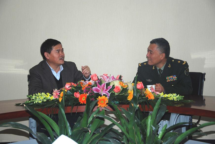 中国人民解放军陆军学院副院长张梅山少将一行莅临热电集团进行慰问.