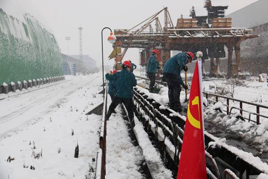“冷暖小管家”清理输煤皮带积雪，保障煤炭顺利传输.JPG