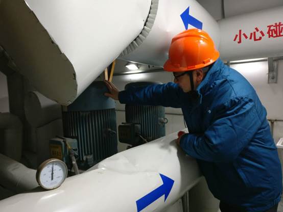 “冷暖小管家”认真检查站房设备运行工况.jpg