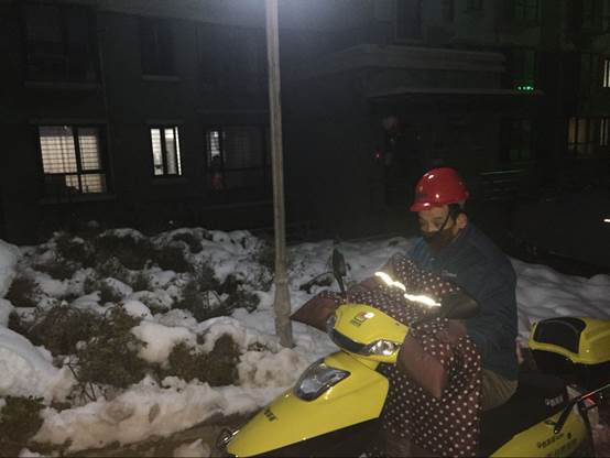 雪夜，“冷暖小管家”奔波在为用户服务的路上.png