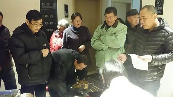 为南七危房住户送上热腾腾的饭菜.jpg