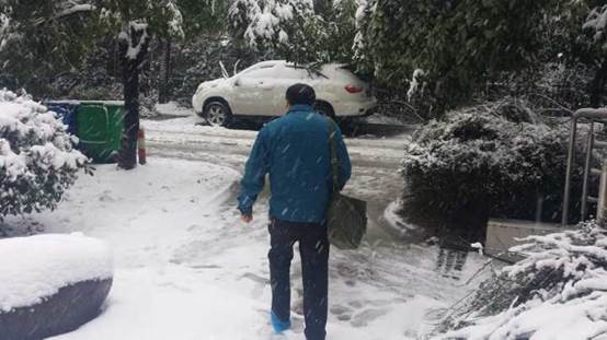 合肥热电冷暖小管家为用户上门服务，冒雪奔走在小区.jpg