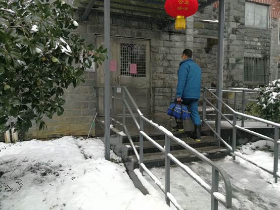 合肥热电冷暖小管家冒雪为用户上门维修.jpg