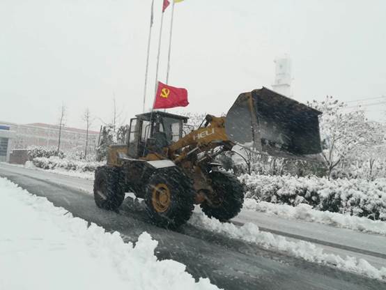 合肥热电热源厂一线人员全力清洗厂区积雪.jpg