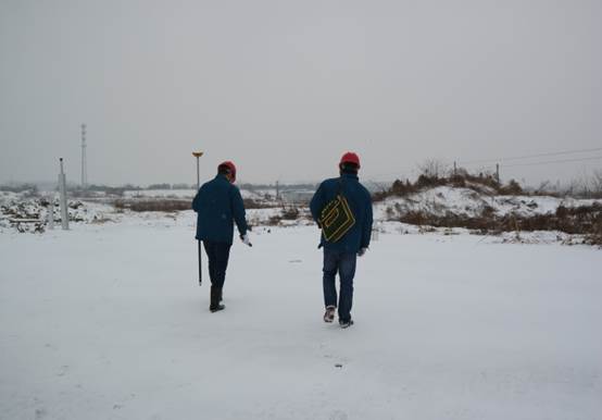 4 顶风冒雪 “冷暖小管家”走在巡检路上.JPG