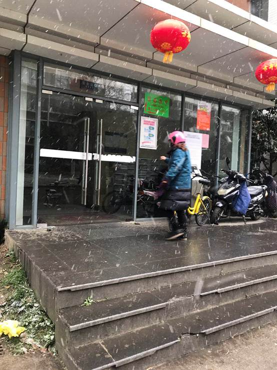 13 “冷暖小管家”前往用户家中为用户提供缴费开通服务.jpg