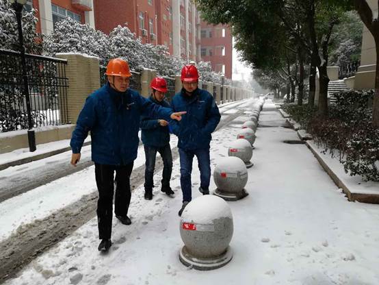 8 “冷暖小管家”在小区内巡检.jpg