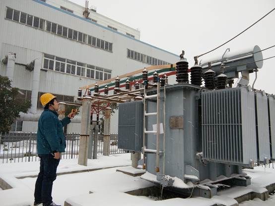 1 “冷暖小管家”大雪天气对主变进行特殊检查，确保用电安全.jpg