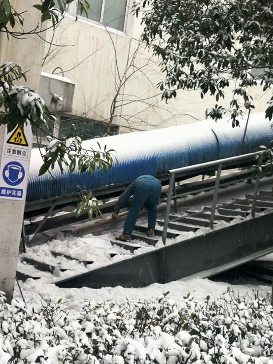 6 “冷暖小管家”在冒雪清理巡检通道.jpg