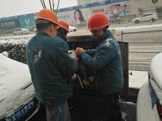 2 冒着大雪，“冷暖小管家”检查疏水箱.jpg