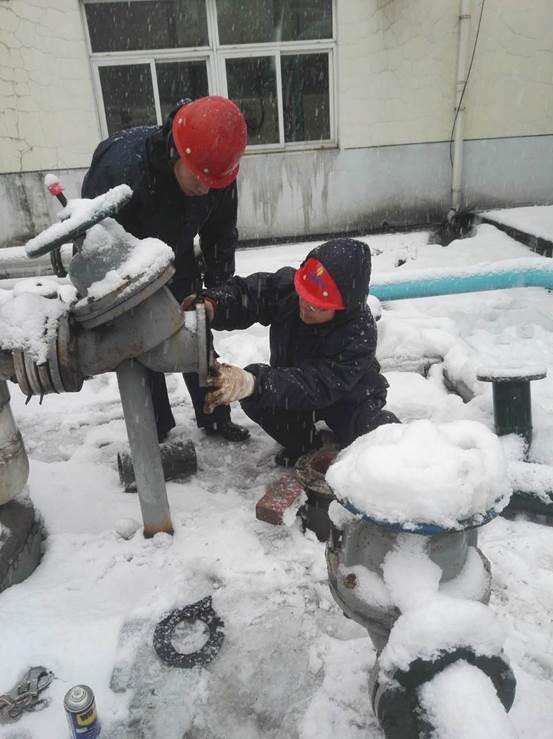 3 “冷暖小管家”积极抢修设备.jpg